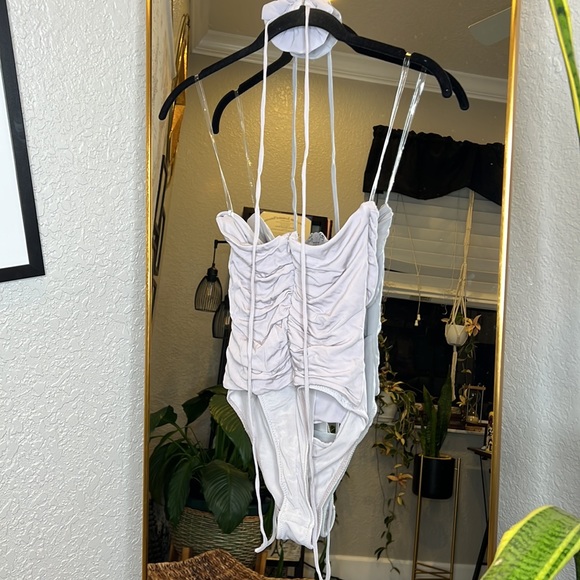 HOUSE OF CB 'Joie' Grey Flower Trimmed Bodysuit NWOT - Picture 8 of 8